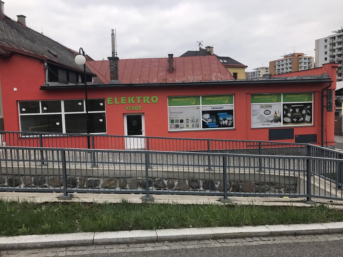 Červená přízemní prodejna s nápisem Elektro vchod a výlohami Elektroprofit